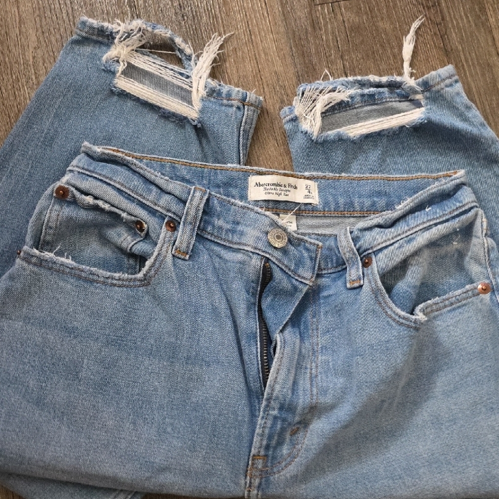 Abercrombie &Fitch Cropped Distressed Jeans AF 1